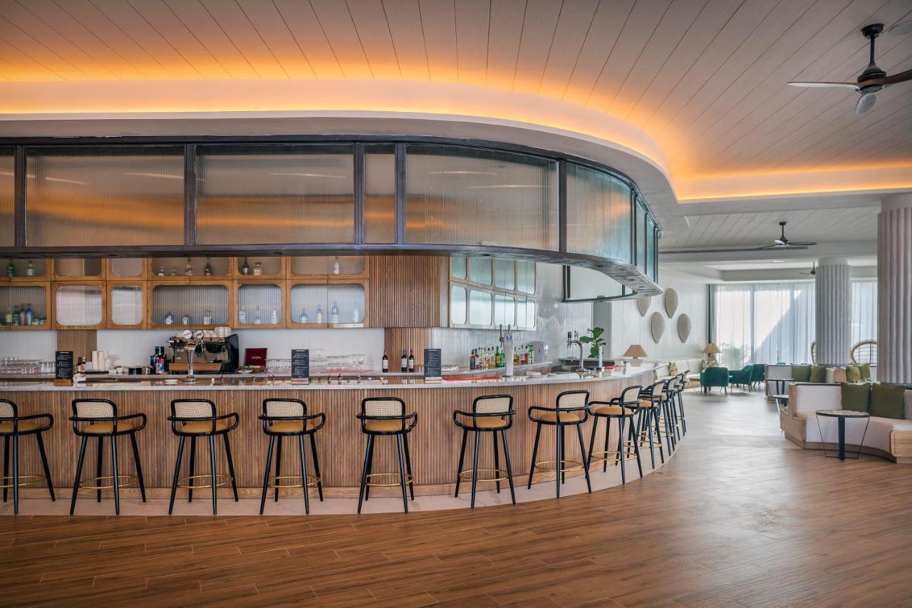 Ocean Coral Spring Resort Spring Rises Extérieur photo The lounge at the airport
